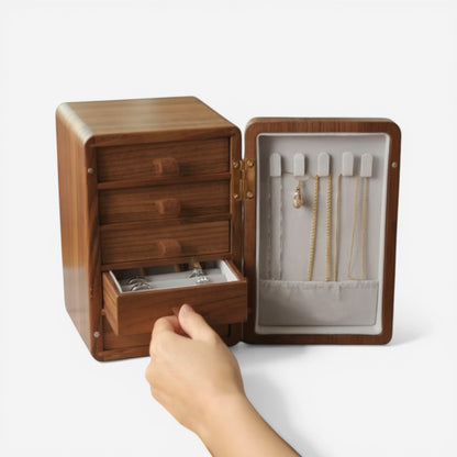 Boîte à bijoux en bois avec tiroirs coulissants montrant l’utilisation et le rangement des accessoires.