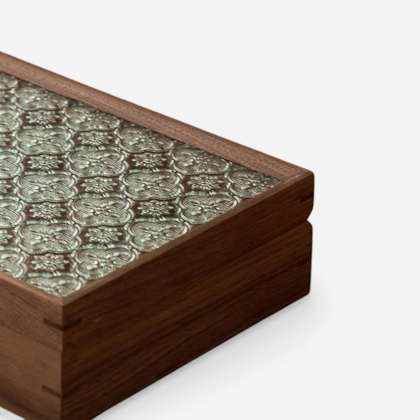 Boîte à bijoux en bois avec couvercle en verre décoratif, au design raffiné, idéale pour une décoration élégante.
