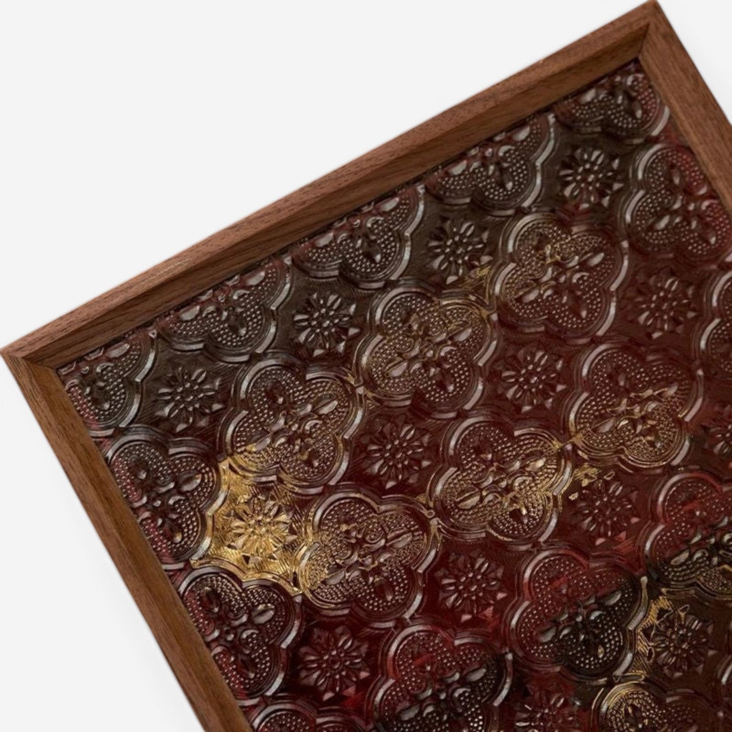 Boîte à bijoux en bois avec couvercle en verre décoratif à motif, offrant une touche esthétique unique et raffinée.
