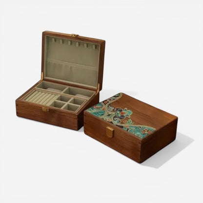 boîte à bijoux chinoise présentée ouverte et fermée avec compartiments pour ranger bijoux et accessoires