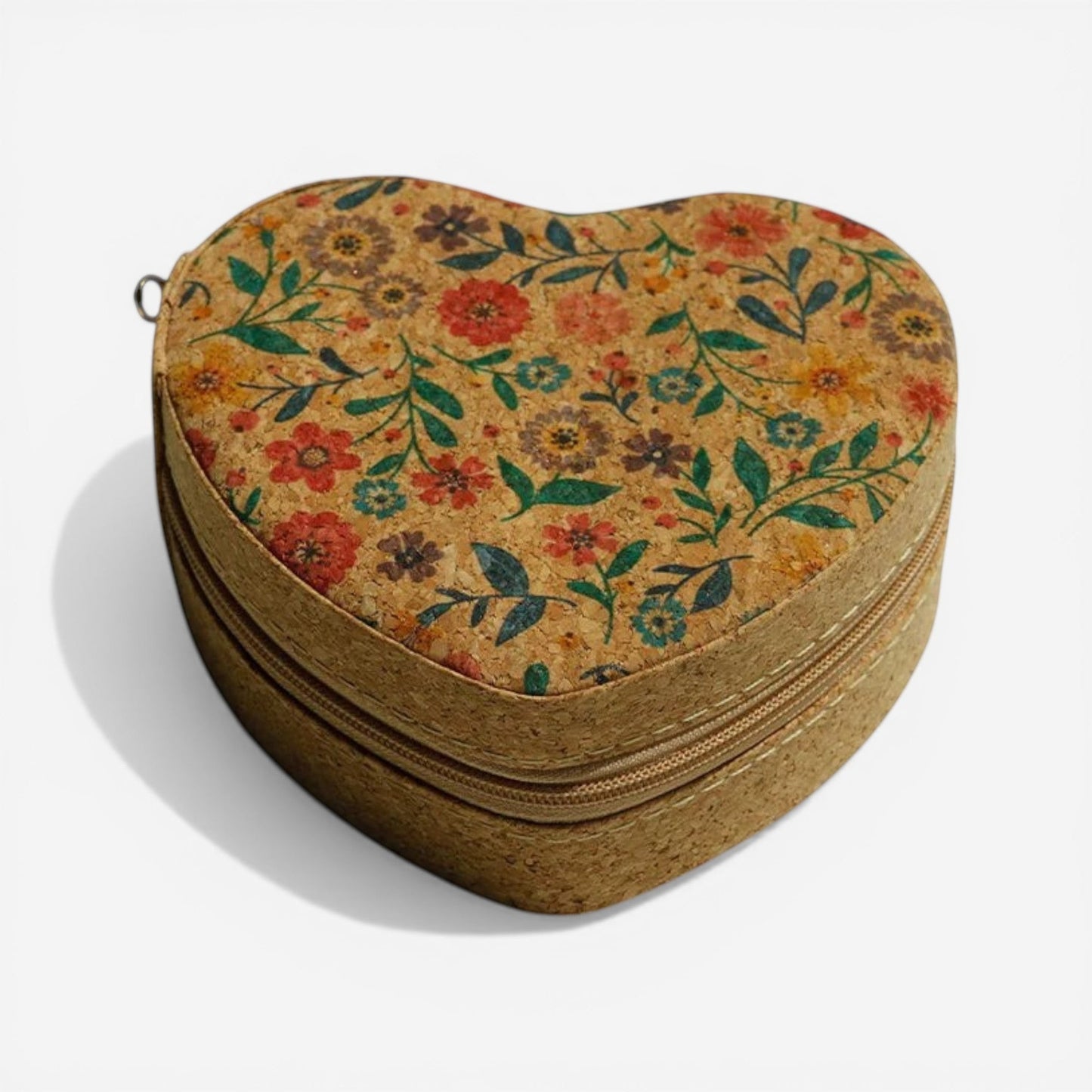 boite à bijoux en liège en forme de coeur avec motifs colorés vue de dessus