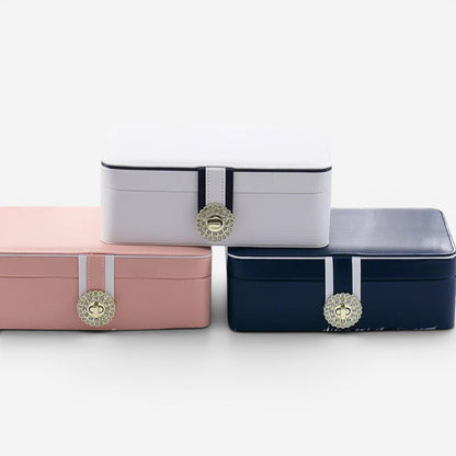 Boîtes à bijoux fermées de différentes couleurs, avec design élégant et fermeture décorative.