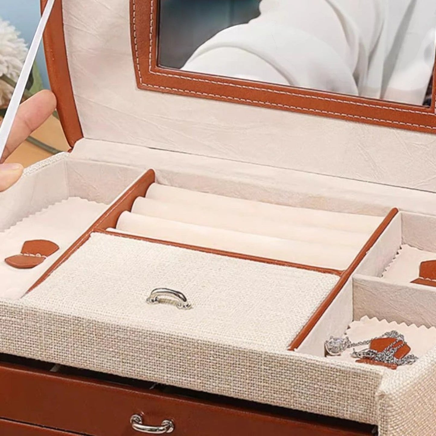 Boîte à bijoux avec compartiments multiples pour une organisation claire et un accès rapide à tous vos accessoires.