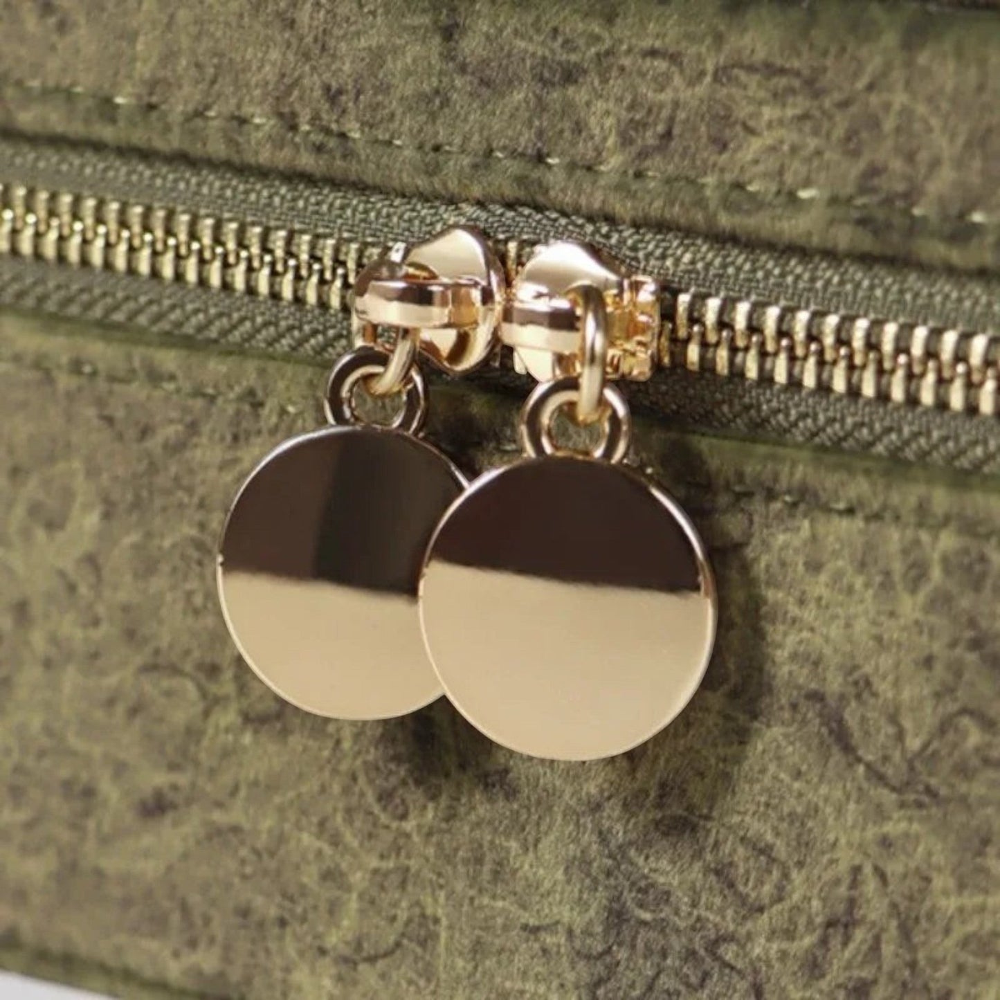 Boîte à bijoux en flanelle avec finition soignée et fermeture sécurisée, parfaite pour protéger vos bijoux au quotidien.