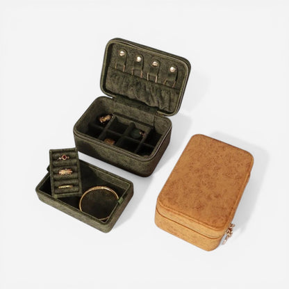 Boîte à bijoux en flanelle douce, élégante et protectrice, idéale pour ranger bagues, colliers et bracelets.
