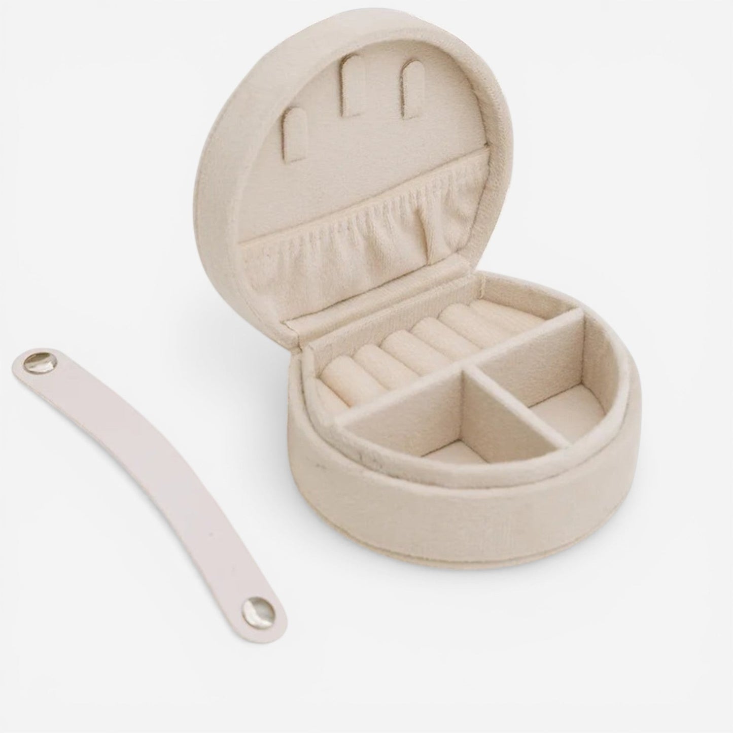 Boîte à bijoux ronde en flanelle beige ouverte avec compartiments pour bagues et accessoires.