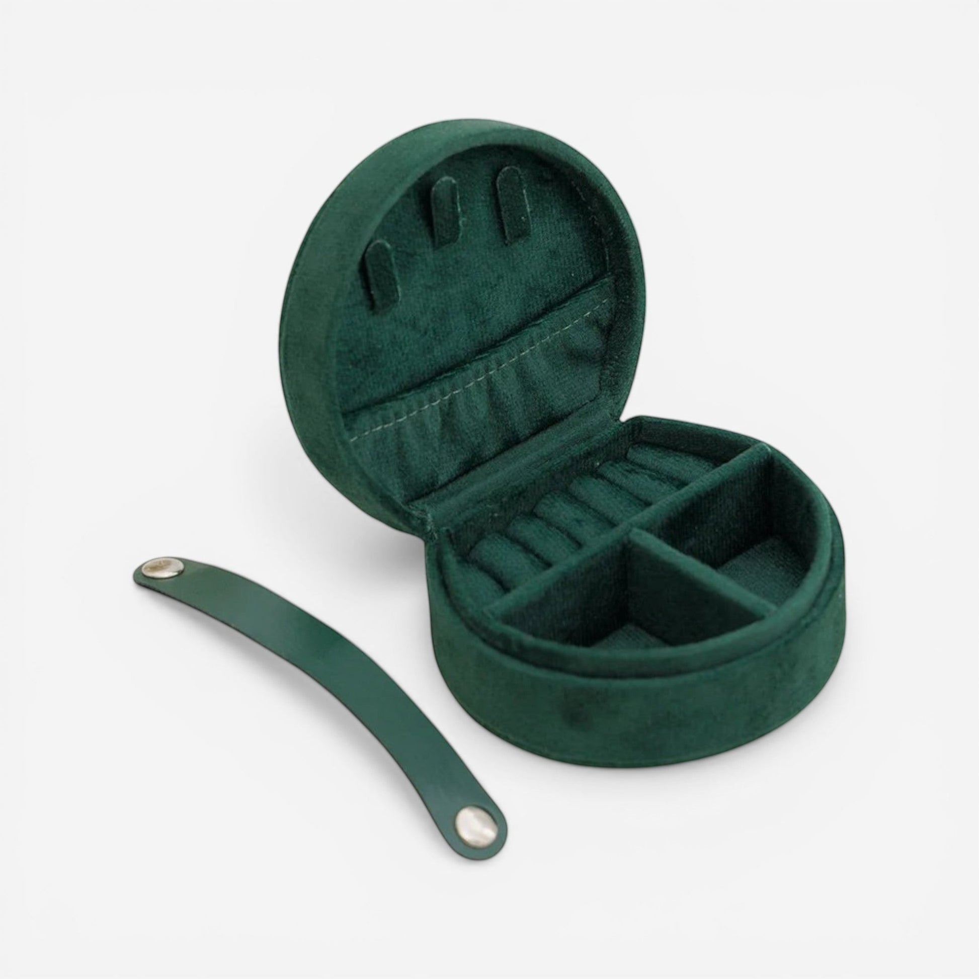 Boîte à bijoux ronde en flanelle verte avec compartiments pour ranger bagues et petits bijoux.