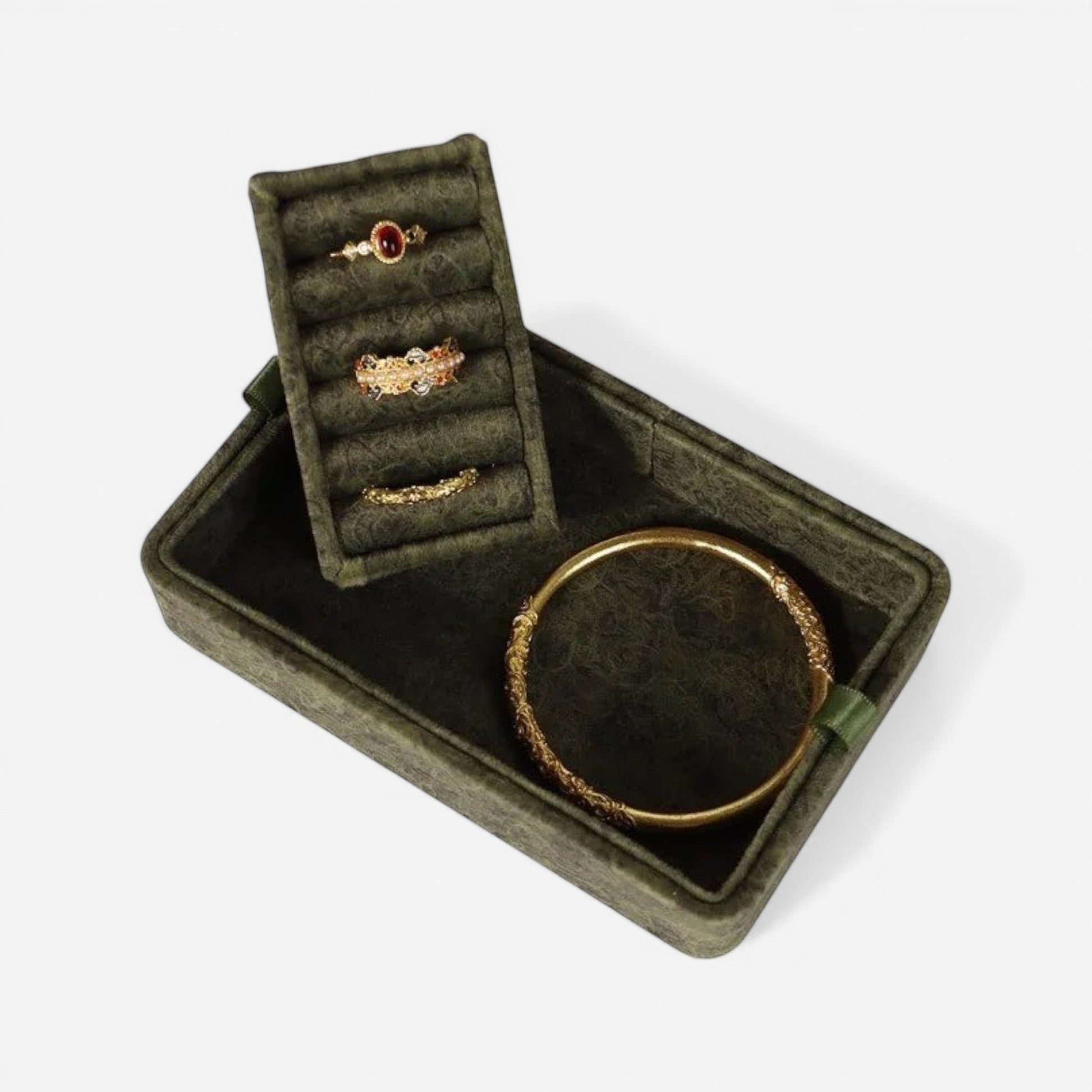 Boîte à bijoux en flanelle idéale pour le voyage, avec compartiments pratiques pour garder vos bijoux en sécurité.