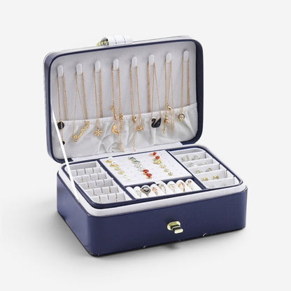 Boîte à bijoux bleue ouverte avec grande capacité de rangement, compartiments et colliers suspendus.