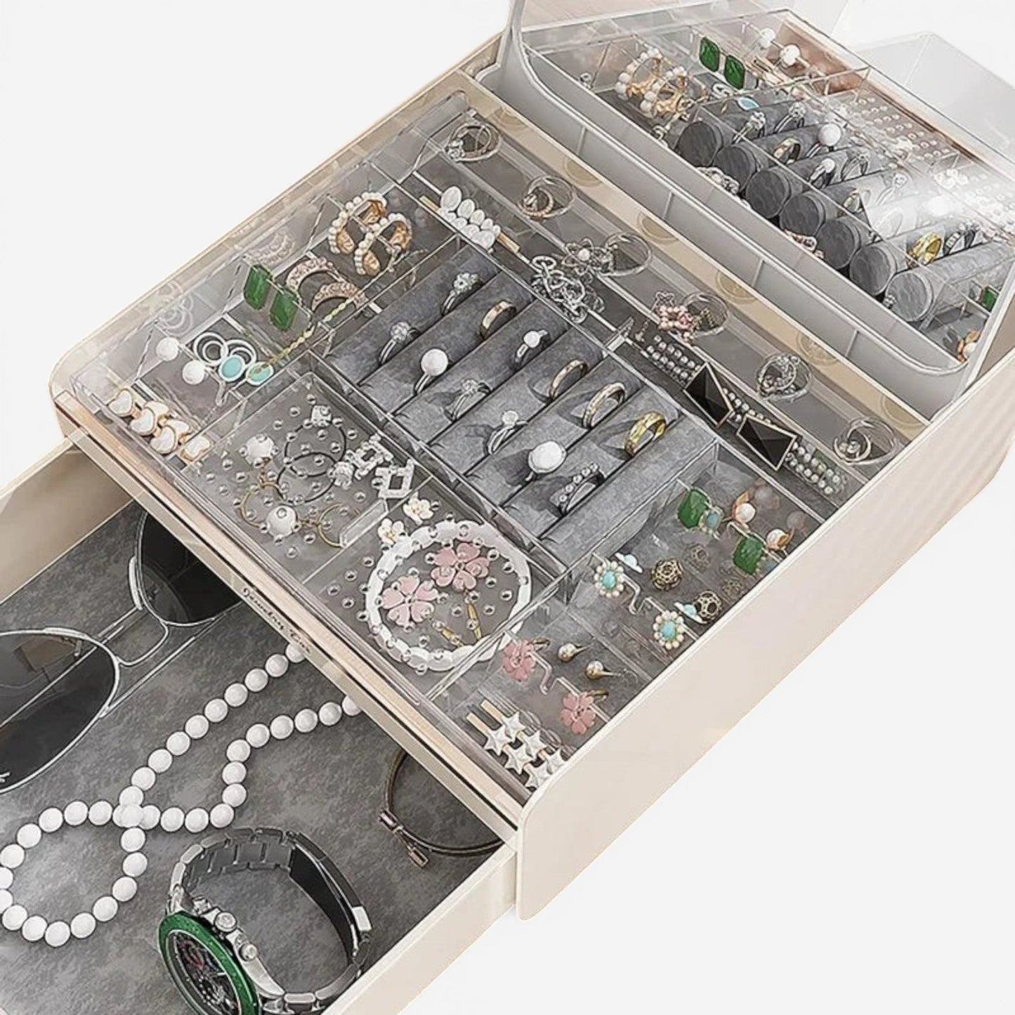 Intérieur de boîte à bijoux en velours doux avec espaces dédiés pour bagues et accessoires précieux.