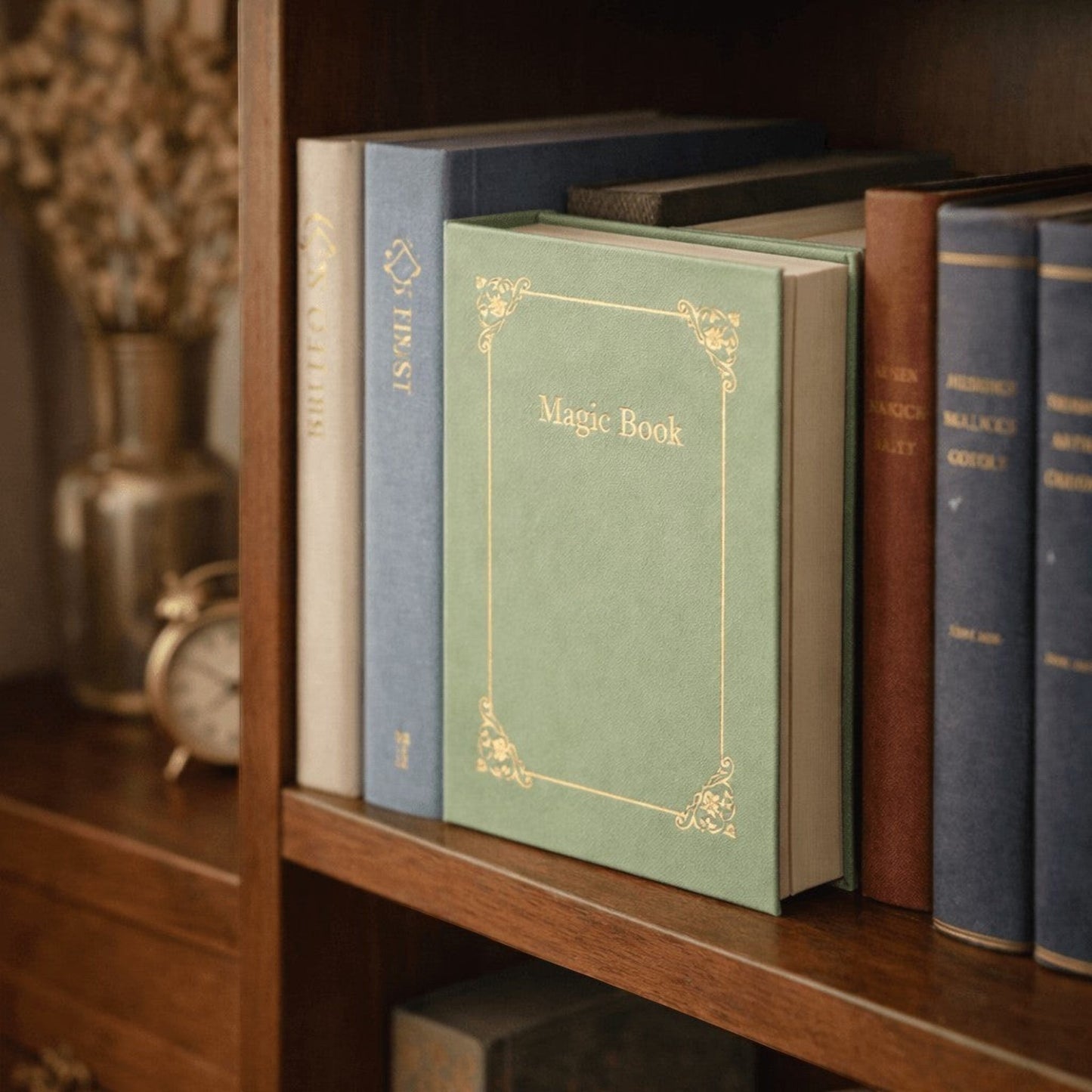 boîte à bijoux cachée en forme de livre décoratif sur étagère avec compartiment secret