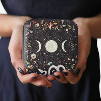 boîte à bijoux lune au design noir décoratif tenue en main avec motifs élégants