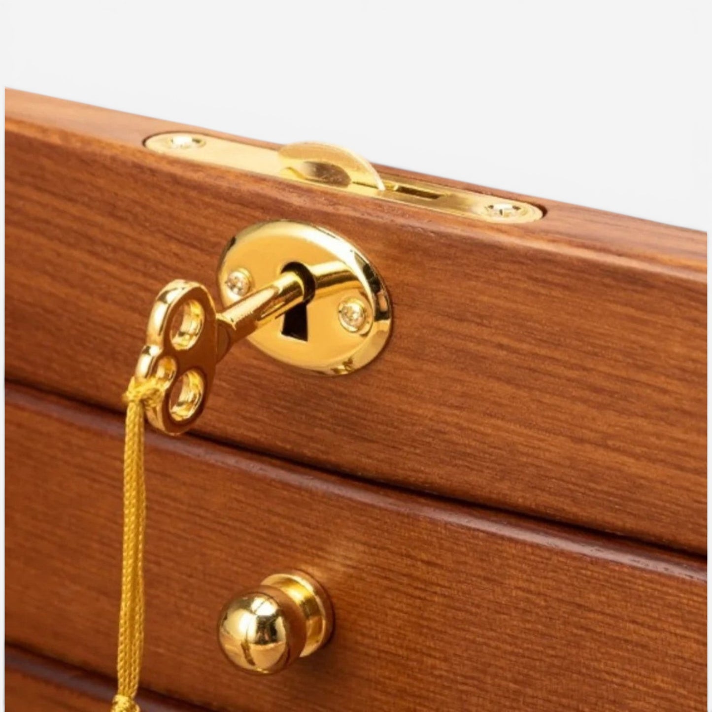 Détail d’une boîte à bijoux de luxe avec serrure métallique pour protéger les bijoux