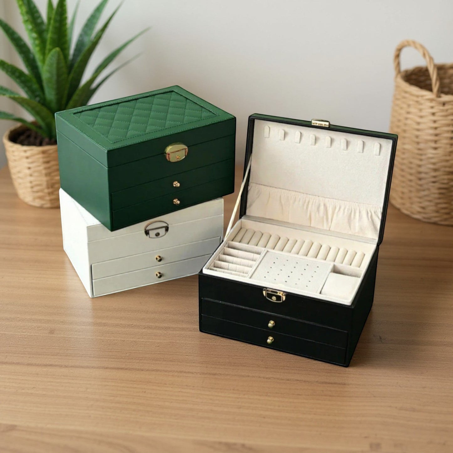 Boîtes à bijoux avec tiroirs en plusieurs couleurs, design élégant pour organiser les accessoires.