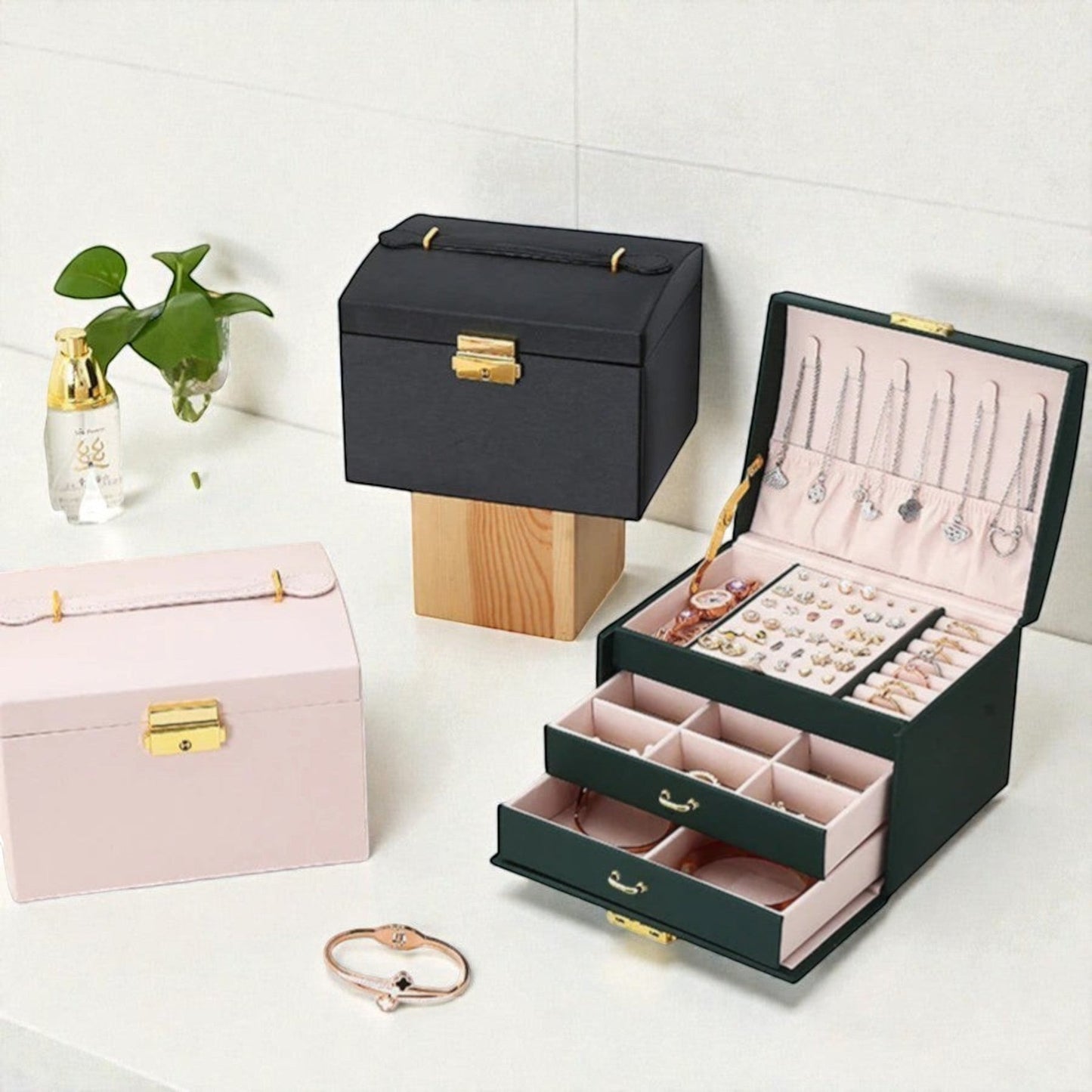 Boîte à bijoux luxe avec tiroirs et poignée disponible en plusieurs couleurs.