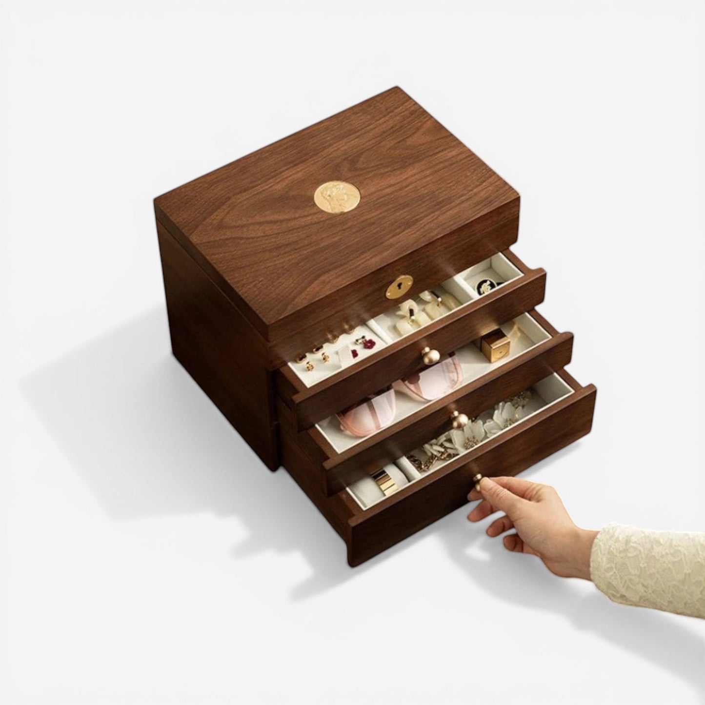 boite à bijoux multicouche ouverte montrant les compartiments pour bagues colliers et accessoires