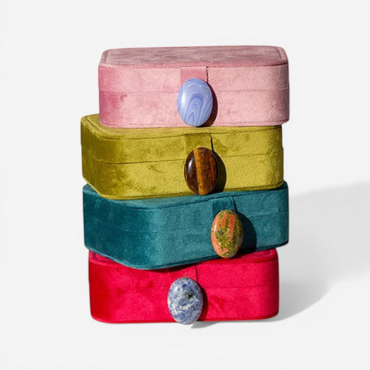 boîtes à bijoux nomades colorées empilées pour rangement de voyage