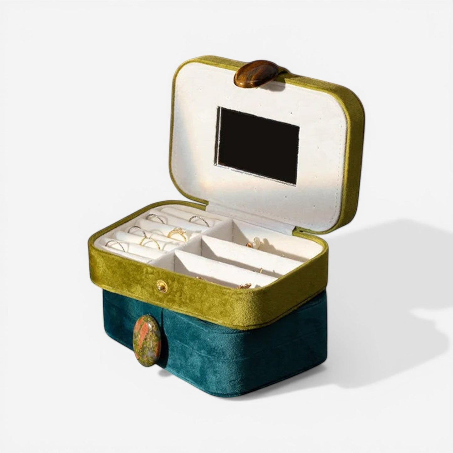 boîte à bijoux nomade ouverte avec compartiments pour bagues colliers et bijoux