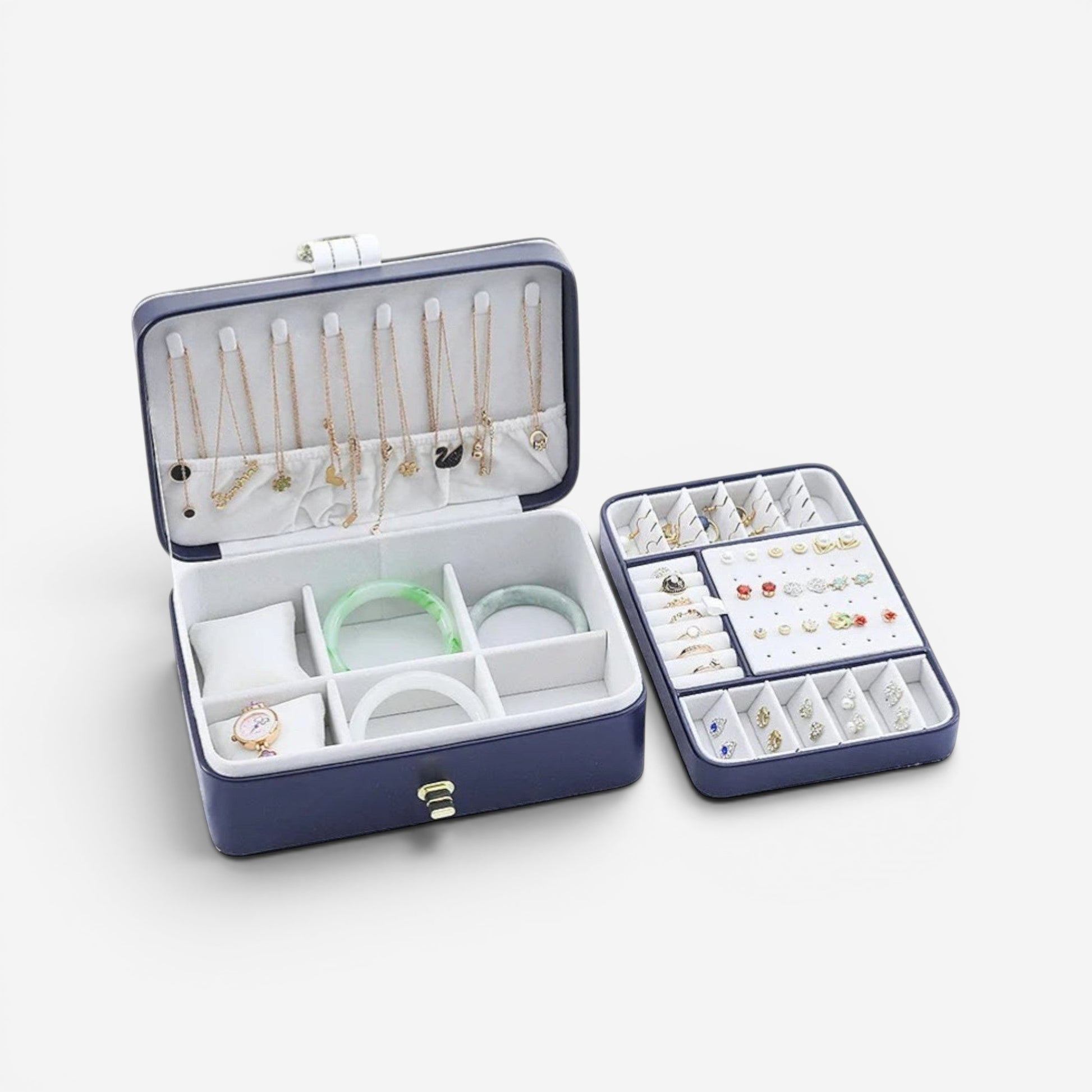 Boîte à bijoux ouverte avec compartiments modulables et accessoires organisés.