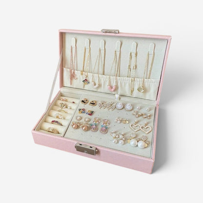 Boîte à bijoux plate rose avec compartiments pour bagues, boucles d’oreilles et colliers.