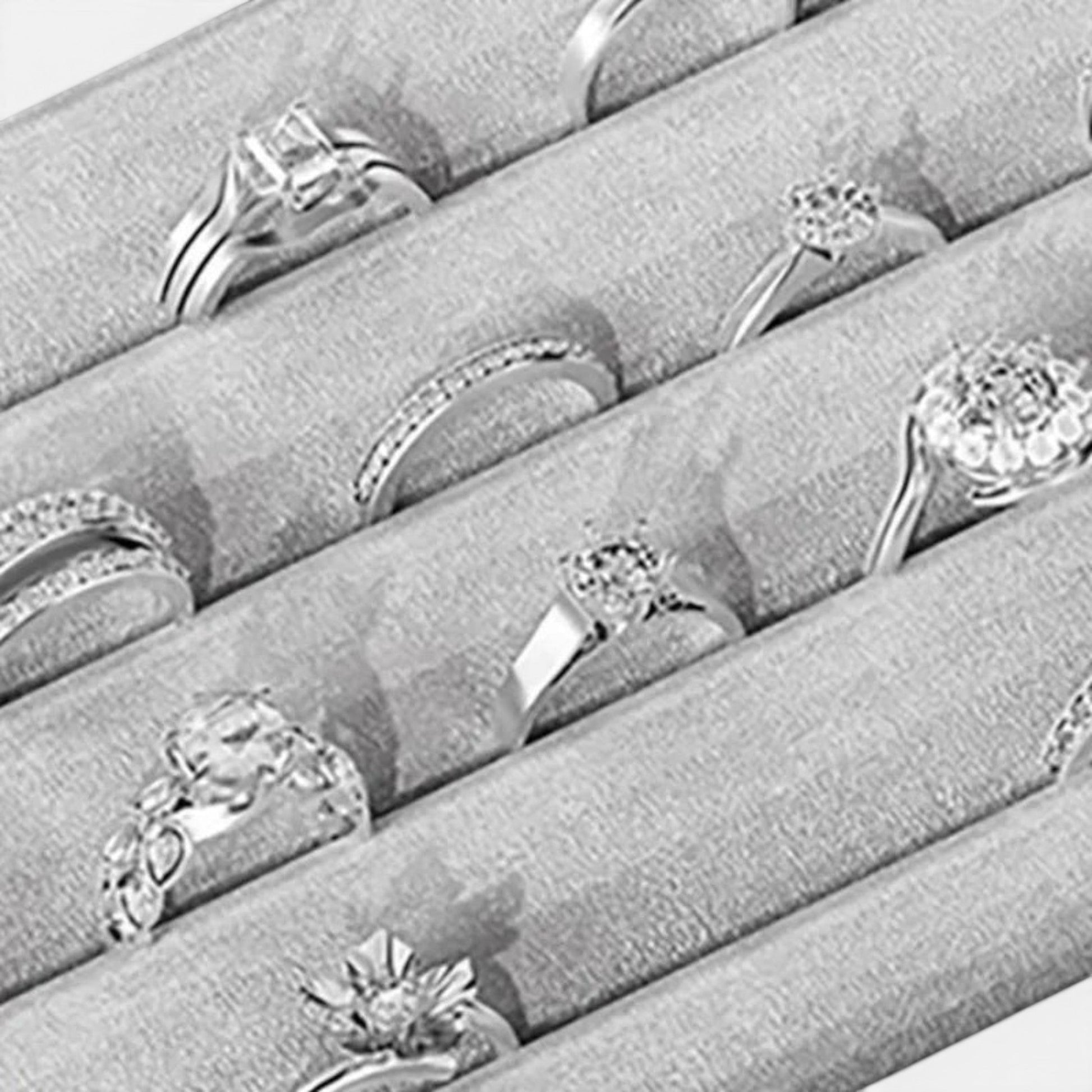 Boîte à bijoux avec rangements pour bagues, permettant une organisation claire et une protection optimale.