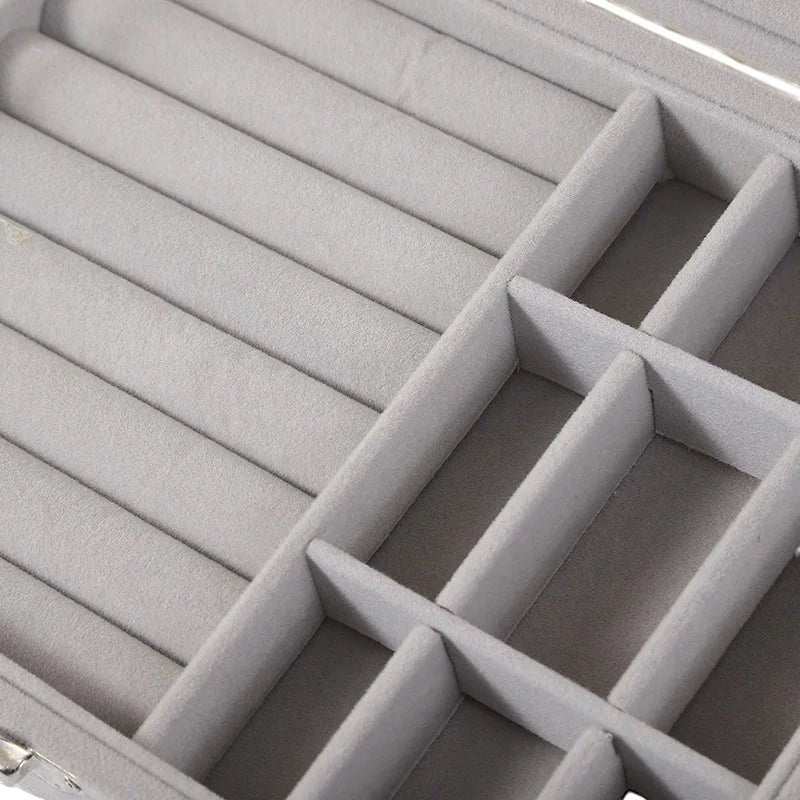 Détail des compartiments d’une boîte à bijoux pour rangement organisé des accessoires.