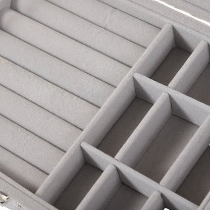 Détail des compartiments d’une boîte à bijoux pour rangement organisé des accessoires.
