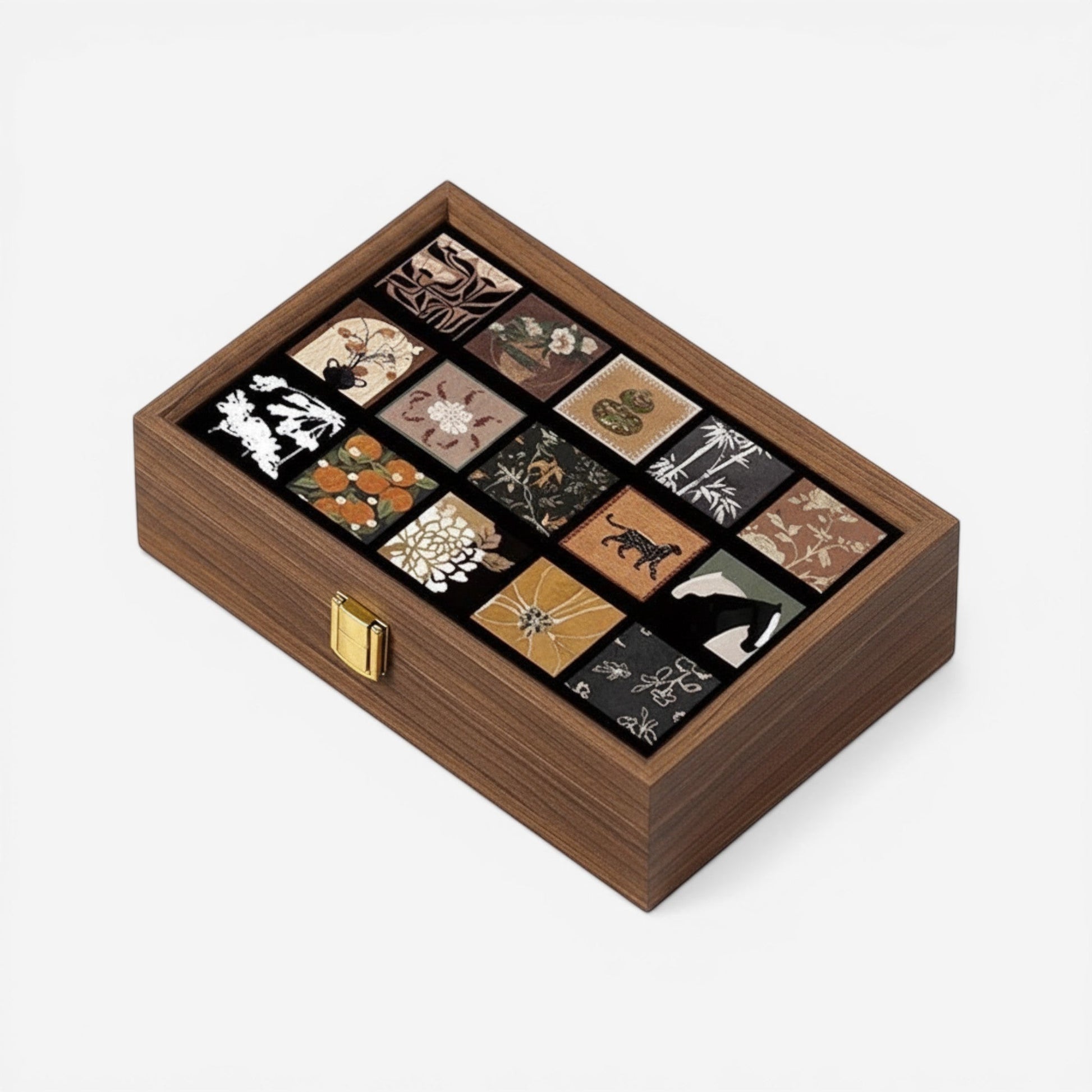 Boîte à bijoux rétro en bois avec compartiments décoratifs et intérieur doux pour un rangement élégant.