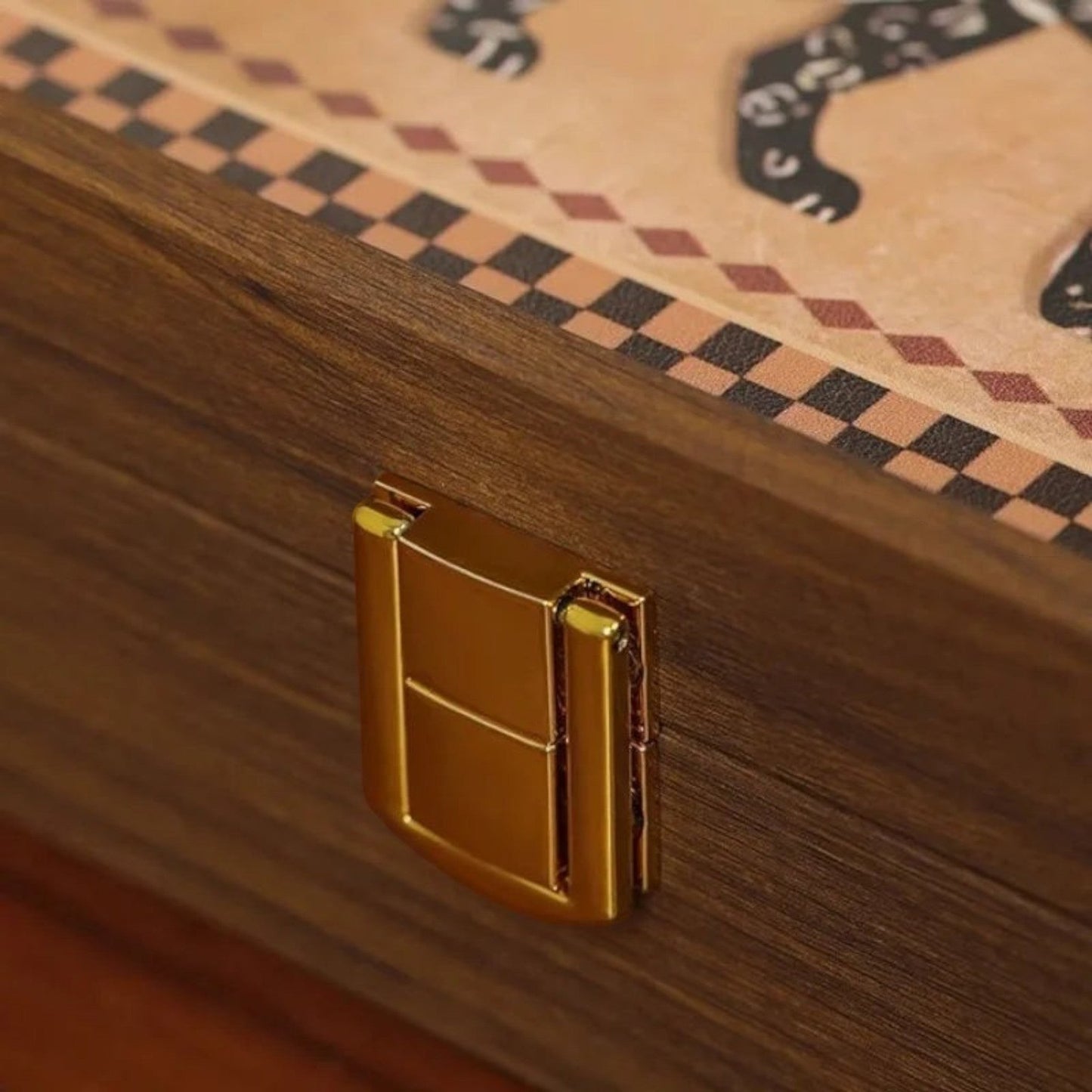 Boîte à bijoux rétro de luxe avec fermeture dorée élégante pour une touche chic et sécurisée.