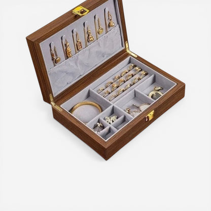 Boîte à bijoux rétro de luxe avec intérieur en velours doux pour protéger et sublimer vos bijoux.