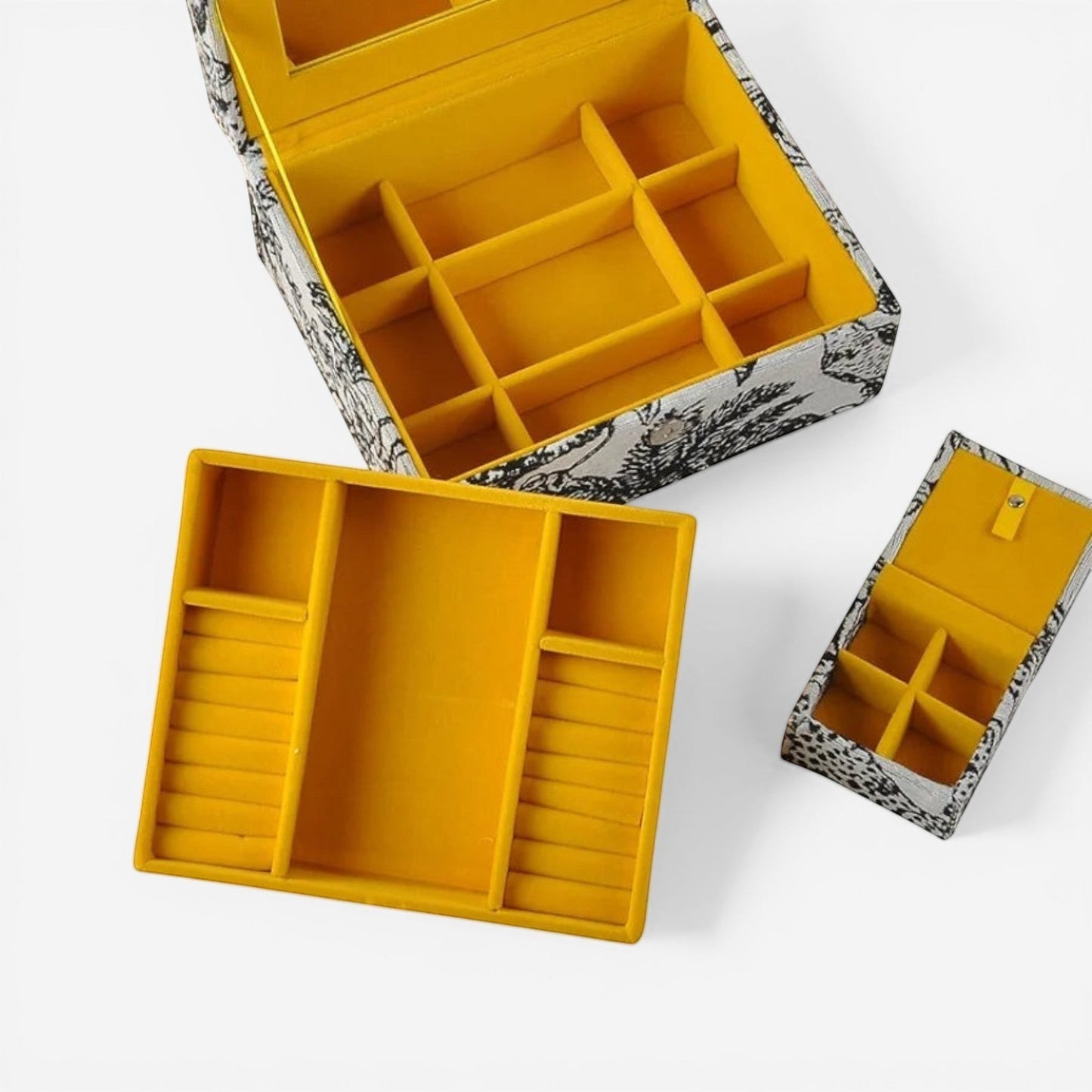 boîte à bijoux rétro en tissu ouverte avec compartiments pour bagues colliers et accessoires