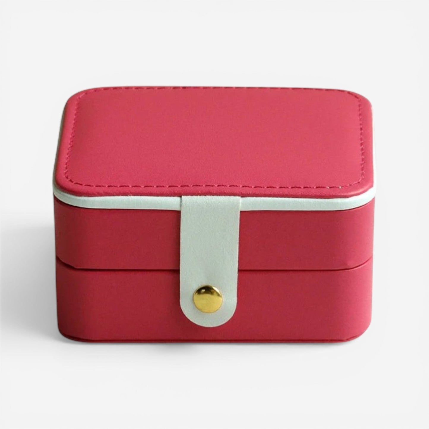 Boîte à bijoux rouge, fermée avec bouton doré et finition élégante.