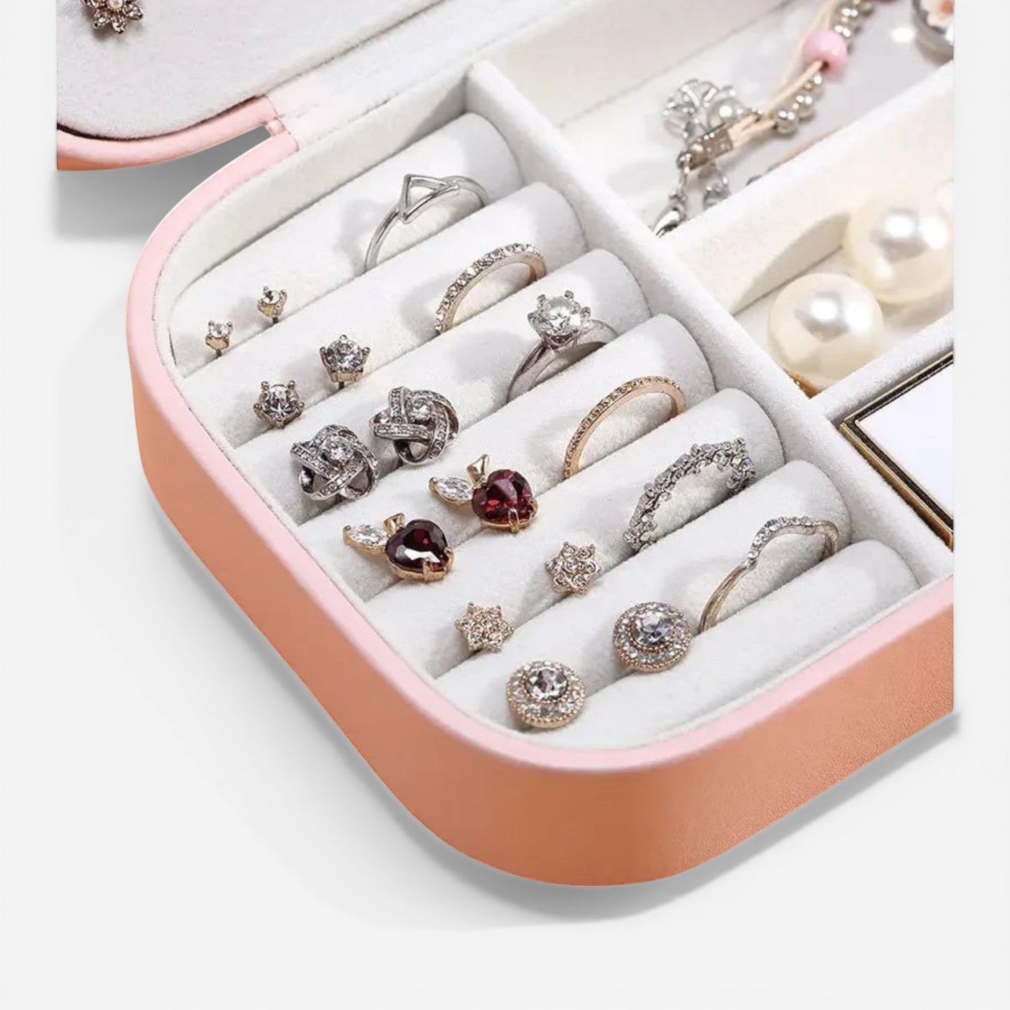 intérieur de boîte à bijoux en simili cuir avec compartiments pour bagues boucles d’oreilles et colliers
