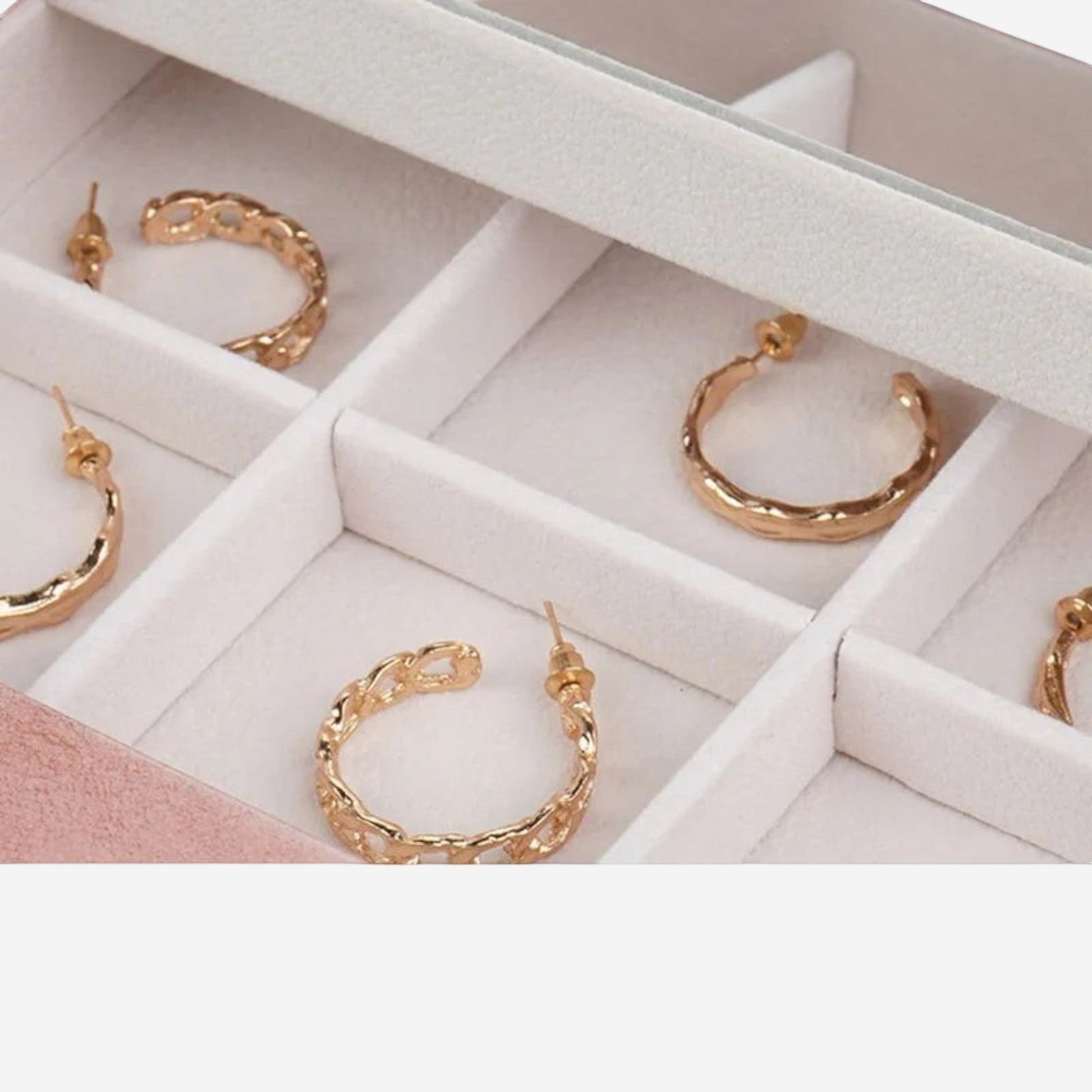 intérieur d’une boîte à bijoux en simili cuir avec compartiments pour bagues et colliers