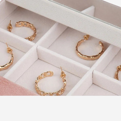 intérieur d’une boîte à bijoux en simili cuir avec compartiments pour bagues et colliers