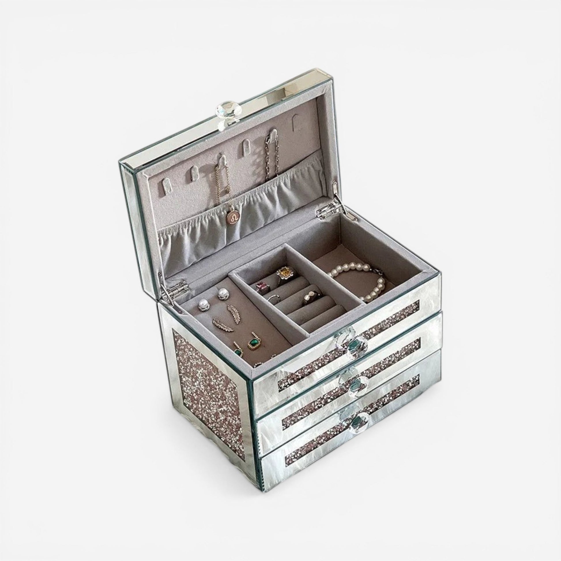 Boîte à bijoux strass avec miroir intégré et intérieur organisé pour un rangement pratique et raffiné.