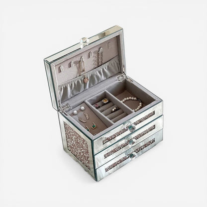 Boîte à bijoux strass avec miroir intégré et intérieur organisé pour un rangement pratique et raffiné.
