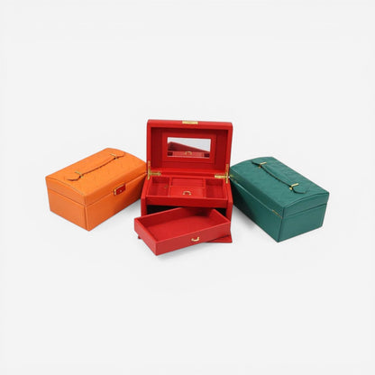 Boîte à bijoux avec tiroir disponible en plusieurs couleurs, idéale pour un rangement pratique et stylé.