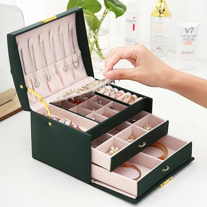 Boîte à bijoux avec tiroirs coulissants pour organiser facilement les accessoires.