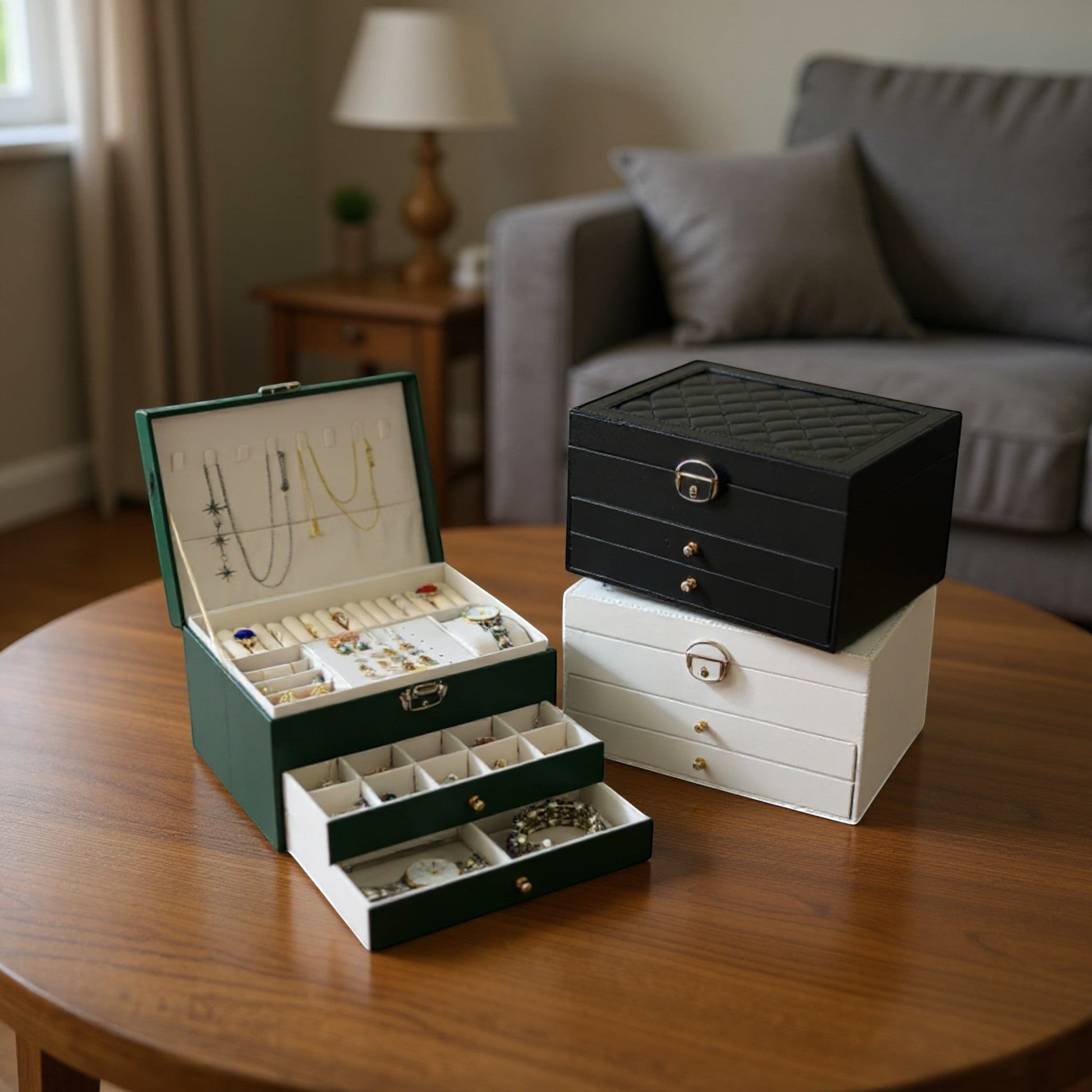 Boîte à bijoux avec plusieurs tiroirs et compartiments pour ranger bagues, colliers et boucles d’oreilles.