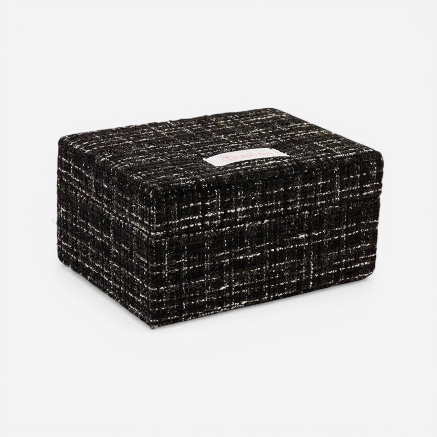 boîte à bijoux en tissu noir avec design sobre et espace de rangement pour bijoux