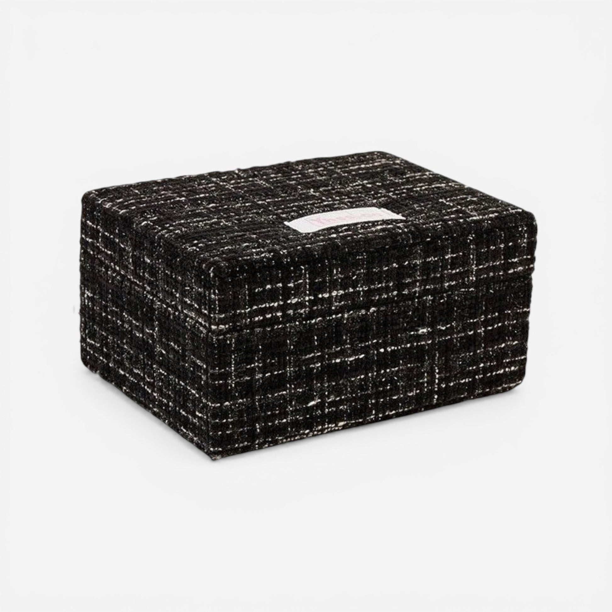 boîte à bijoux en tissu noir avec design sobre et espace de rangement pour bijoux