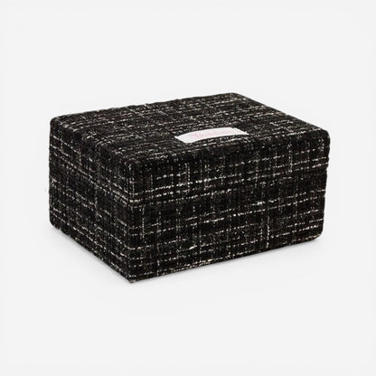boîte à bijoux en tissu noir avec design sobre et espace de rangement pour bijoux