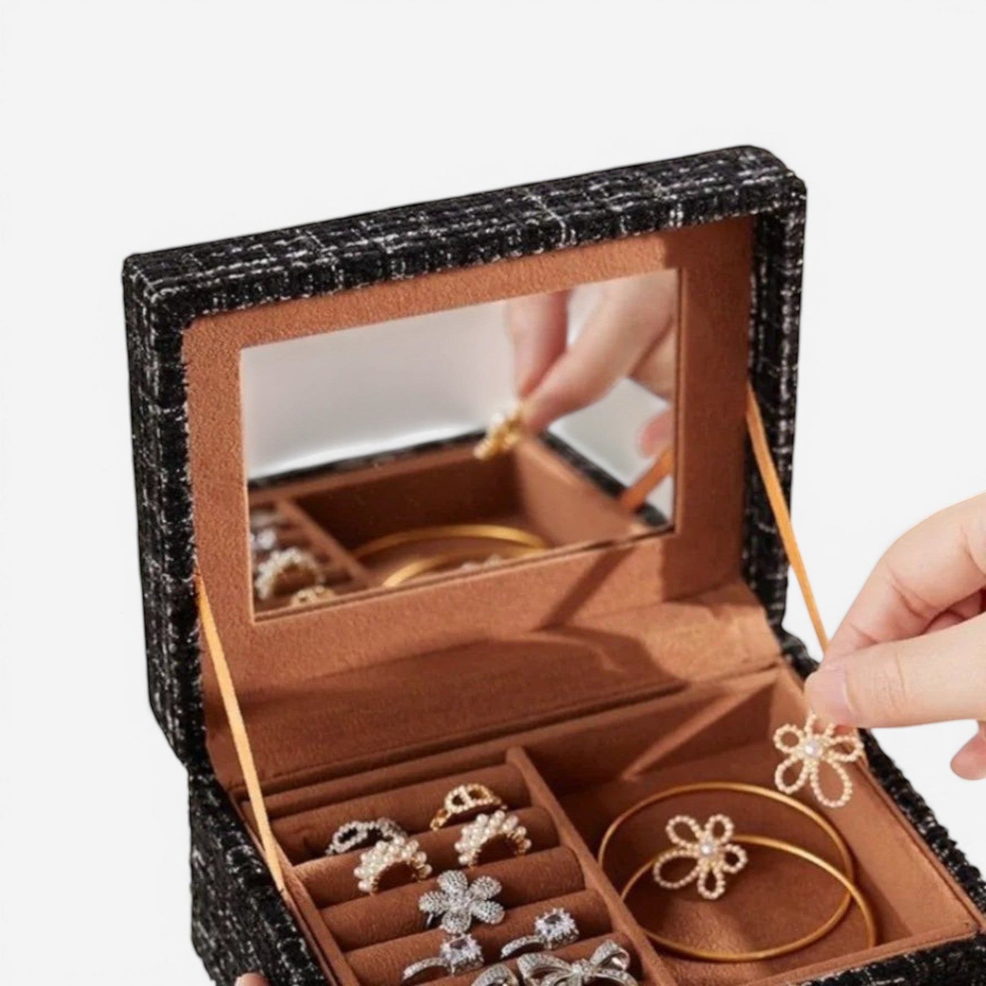 boîte à bijoux en tissu utilisée pour ranger facilement bagues et accessoires avec compartiments