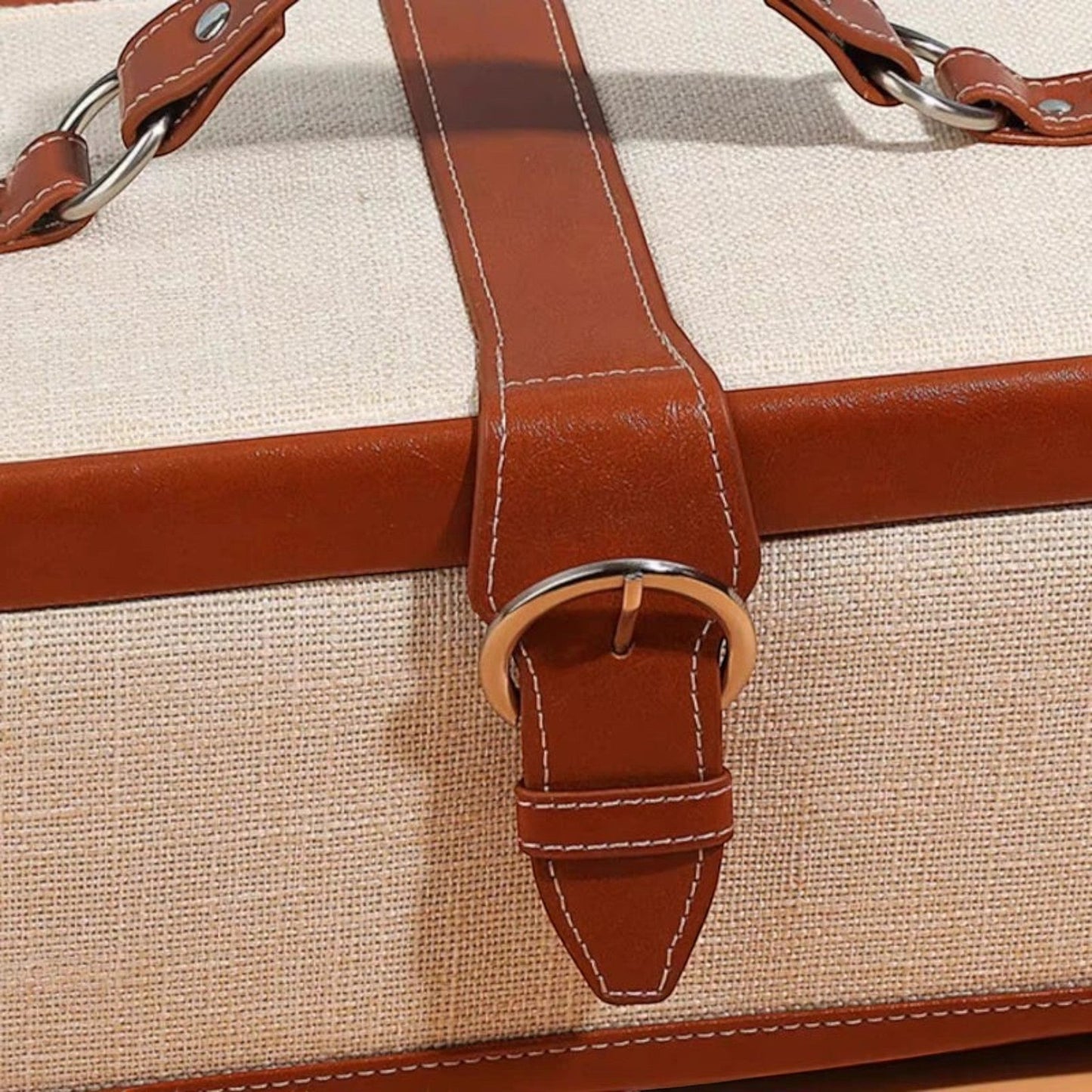 Boîte à bijoux grande capacité avec poignée de transport, parfaite pour emporter vos bijoux en voyage.