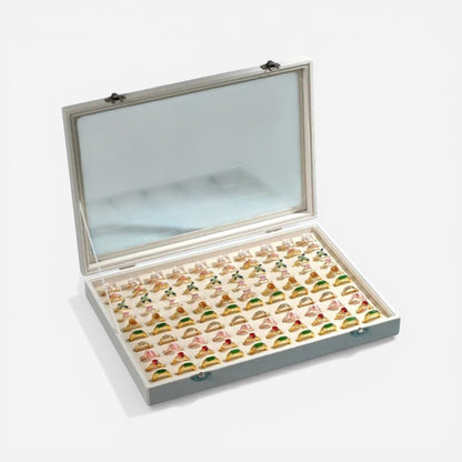 Boîte à bijoux en velours beige avec vitre transparente, conçue pour organiser jusqu’à 100 bagues.