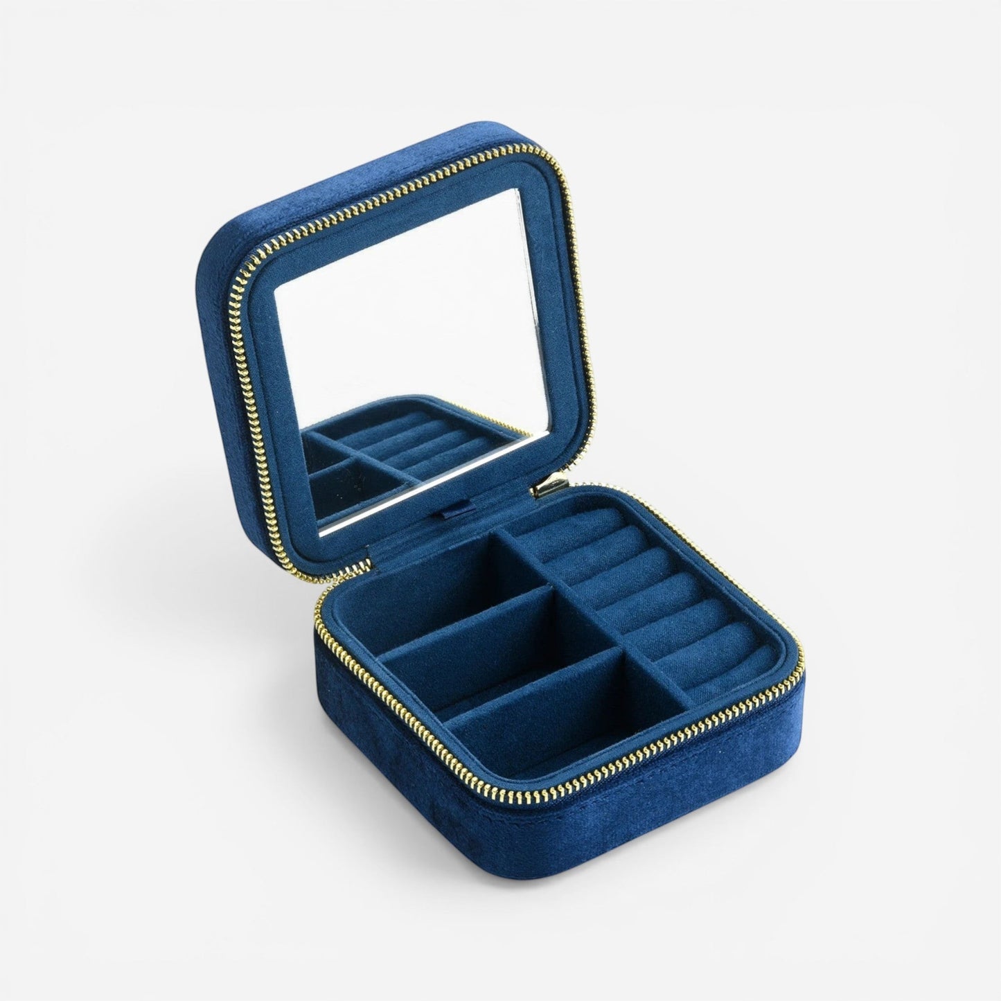 Boîte à bijoux carrée en velours bleu, ouverte avec miroir et rangements pour bagues et colliers.