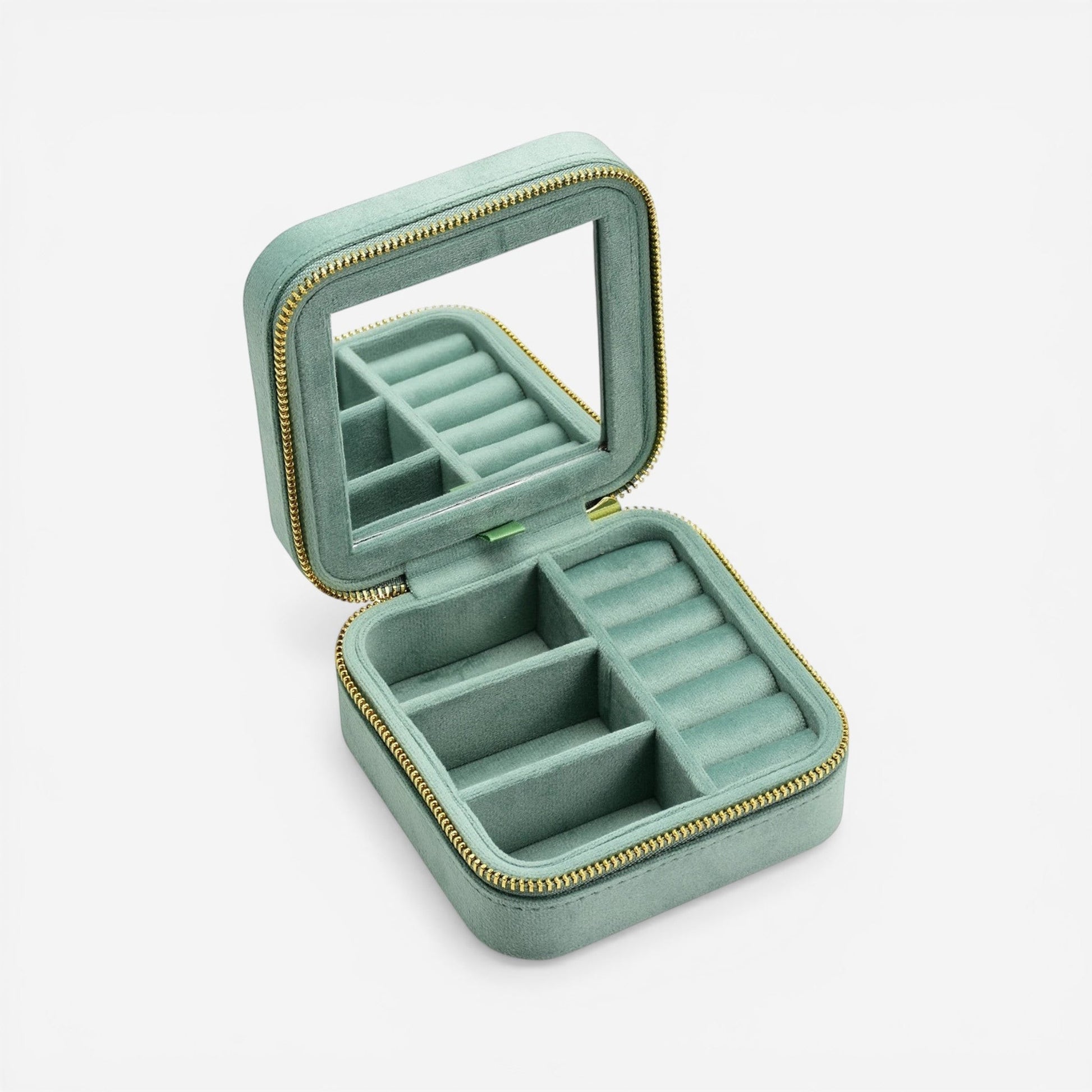 Boîte à bijoux de voyage en velours bleu compacte idéale pour protéger et organiser vos bijoux lors de vos déplacements.