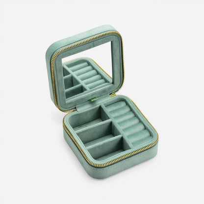 Boîte à bijoux de voyage en velours bleu compacte idéale pour protéger et organiser vos bijoux lors de vos déplacements.