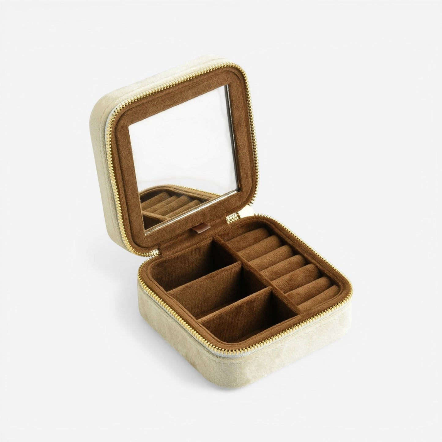 Boîte à bijoux compacte en velours avec miroir intérieur idéale pour les déplacements et le rangement quotidien.